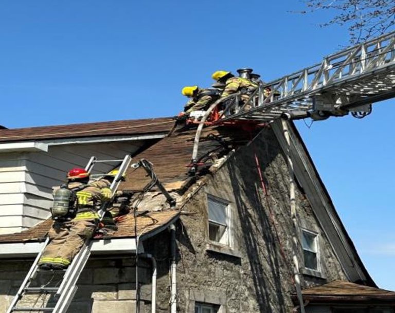 Les pompiers de Laval ont maîtrisé ce début de feu accidentel en moins de 15 minutes après qu’un camion lourd ait accroché un fil de basse tension relié à une maison de Duvernay est.