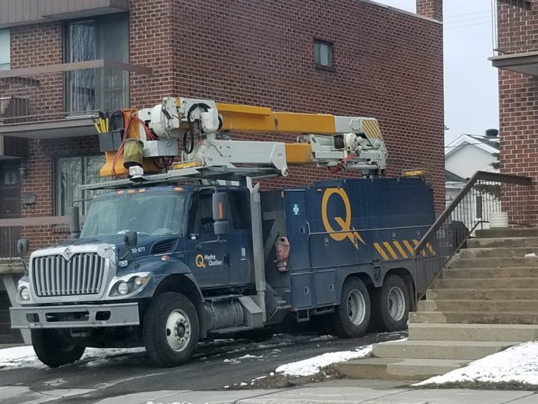 Camion d'Hydro-Québec travaillant sur une panne d'électricité à Laval.