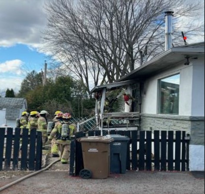Les pompiers du Service de sécurité incendie de Laval ont maîtrisé en quelque six minutes ce feu qui aurait été causé par un mégot de cigarette.