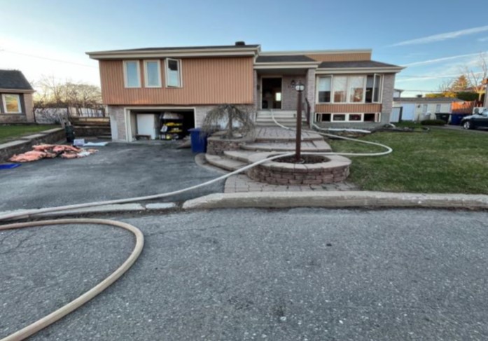Les pompiers de Laval ont contrôlé en une vingtaine de minutes ce feu occasionné par une défectuosité de balayeuse centrale dans une maison située à Fabreville.