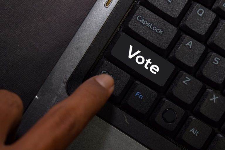 Laval devait offrir le vote en ligne dans certains de ses 21 districts électoraux lors des élections municipales de novembre 2025.