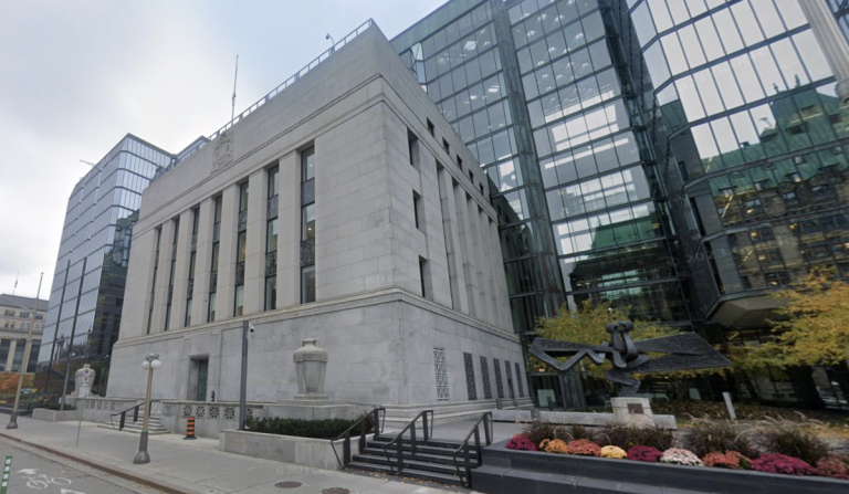 La Banque du Canada qui établit son taux directeur.