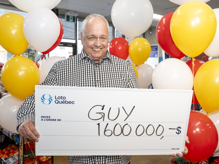 Le Lavallois Guy Dufour avec le chèque de son lot de 1 600 000$ remporté grâce au Banco de Loto-Québec.