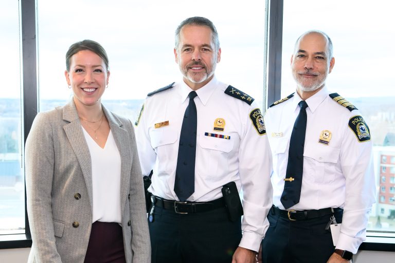 Sur la photo: Marie-Claude Boudreau, chef éthique et conformité, BIELT, Pierre Brochet, directeur du SPL et Benoit Pinet, inspecteur, responsable des opérations policières, BIELT.