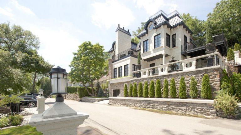L'une des huit maisons les plus chères en vente à Laval.