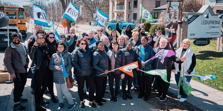 Photo d'une manifestation des employés de la résidence Le Dufresne qui a eu lieu le 17 avril.