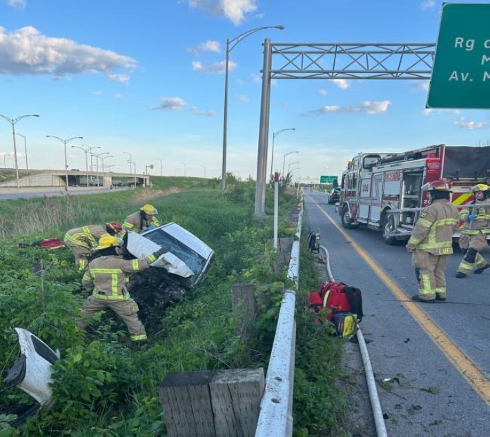 Par chance, la femme blessée dans cet accident de la route a été rapidement secourue par les pompiers de Laval qui l'ont dégagée de sa fâcheuse position en une vingtaine de minutes.