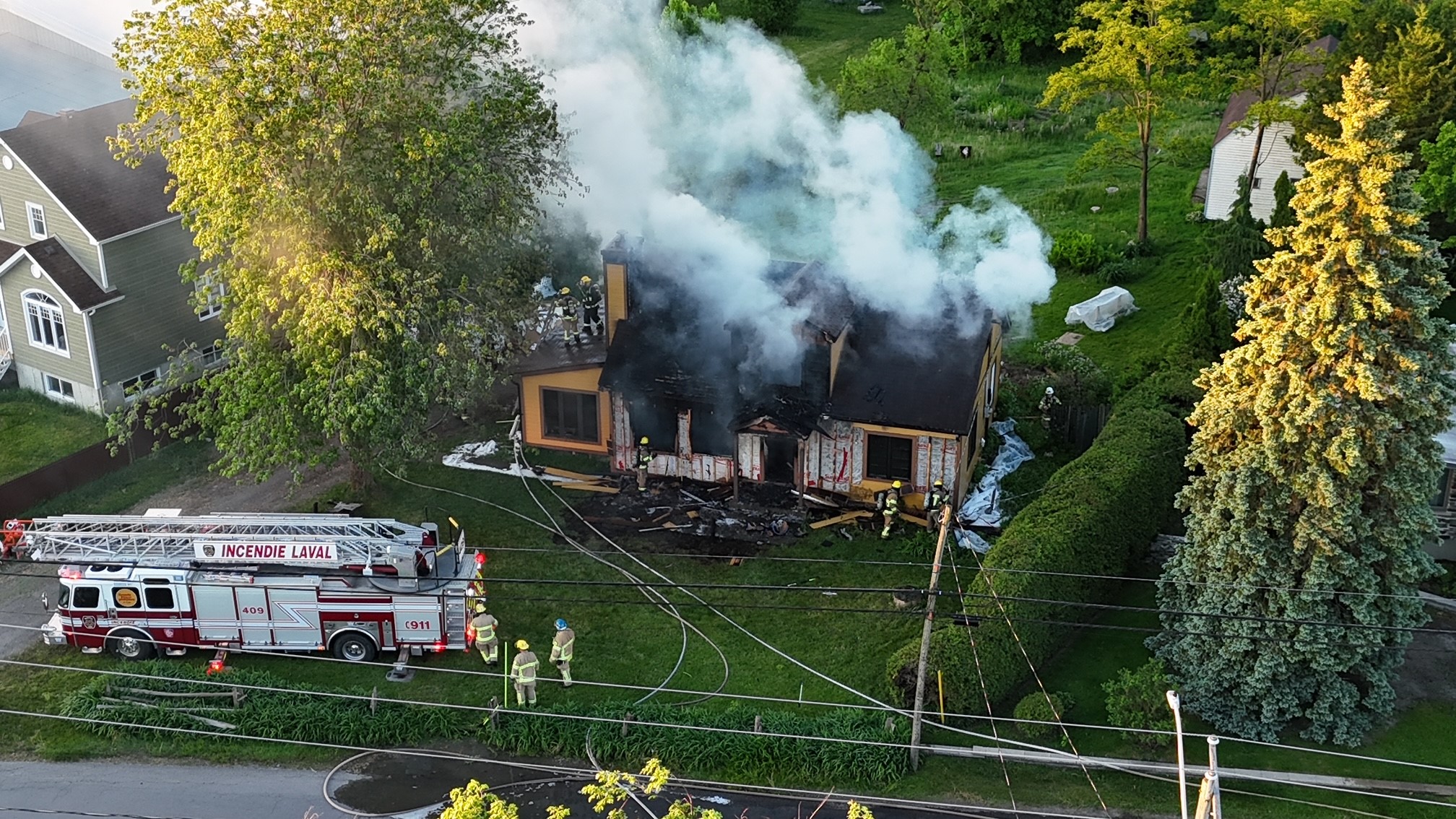 Les pompiers du SSIL ont réussi à limiter les dégâts au bâtiment résidentiel qui était alors en rénovations. 