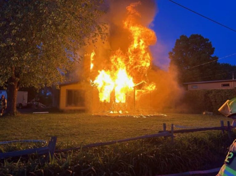 Une maison située sur le boulevard des Mille-Îles, à Saint-François, est une perte totale après qu’un feu de cause encore inconnue, maîtrisé en près de deux heures par les pompiers de Laval, l’eut soudainement embrasé dans son ensemble.