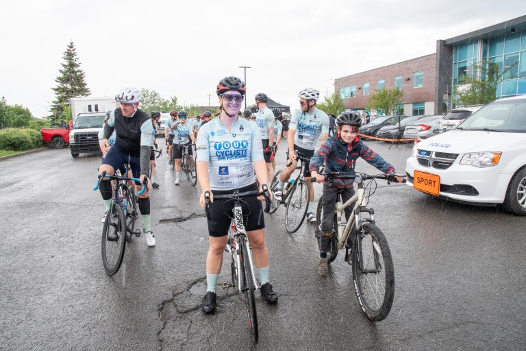 Le Tour cycliste des policiers de Laval a débuté face au quartier général, boulevard Chomedey, en route pour récolter des dons au profit d’Opération Enfant Soleil.