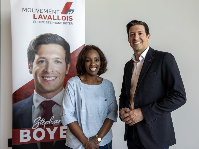 Le chef du Mouvement lavallois – Équipe Stéphane Boyer en présence de la nouvelle présidente du parti, Annick Senghor.