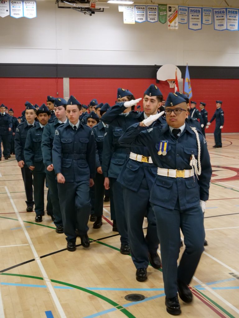 Le bruit de bottes qui piétinaient à l’unisson résonnait contre les murs du gymnase de Laval Junior Academy le samedi 11 mai, quand plus de 100 cadets lavallois ont formé leurs rangs.