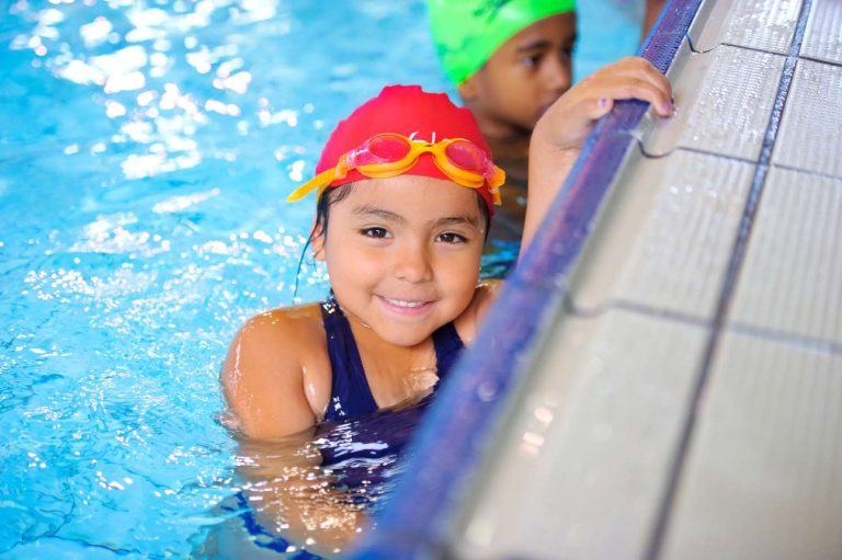 Jeune fille recevant un cours de natation.