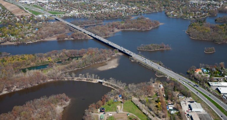 Enjambant la rivière des Mille Îles, le pont Gédéon-Ouimet de l’A-15 a atteint la fin de sa durée de vie utile.