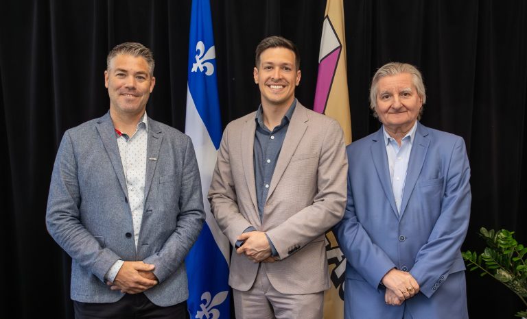 Le maire de Laval, Stéphane Boyer, entouré de Patrick Marsan, vice-président de 2M.MEDIA, propriétaire du Courrier Laval, et de George Guzmas, coéditeur de Newsfirst Multimedia, propriétaire de Laval News.