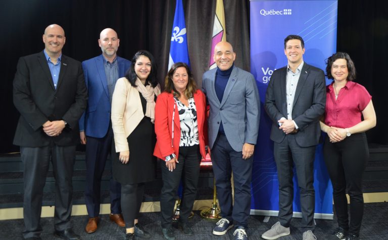 Dans l’ordre habituel: Jean-Philippe Cotton, PDG du Centre intégré de santé et de services sociaux (CISSS) de Laval; Marc-André Chagnon, président de Lucilab, Céline Haytayan, députée de Laval-des-Rapides, Lidia Divry, directrice de Laval économique, Christopher Skeete, ministre délégué à l’Économie et ministre responsable de la région de Laval, le maire Stéphane Boyer et Christine Poirier, conseillère municipale responsable du développement économique au comité exécutif.