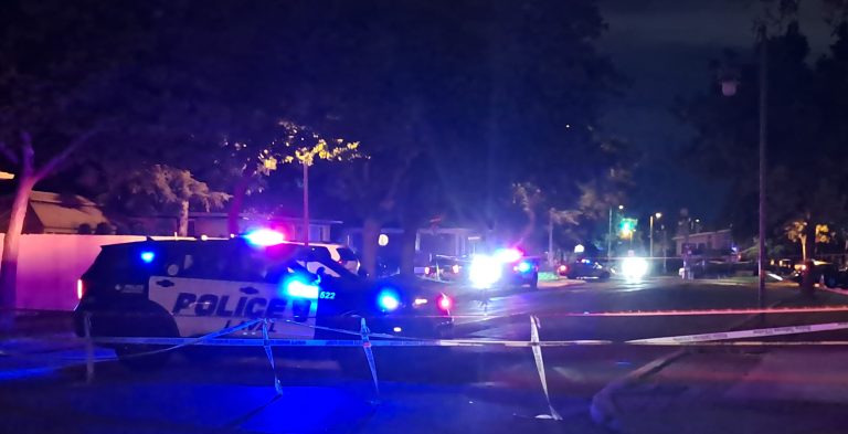 Deux hommes ont été blessés après avoir frappé un lampadaire de plein fouet, avenue Verdi et boulevard Cartier, à Laval-des-Rapides.