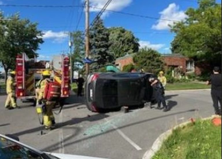 Les pompiers de Laval ont dégagé en moins de cinq minutes le jeune conducteur blessé dans une collision survenue boulevard de la Concorde est, à Duvernay.