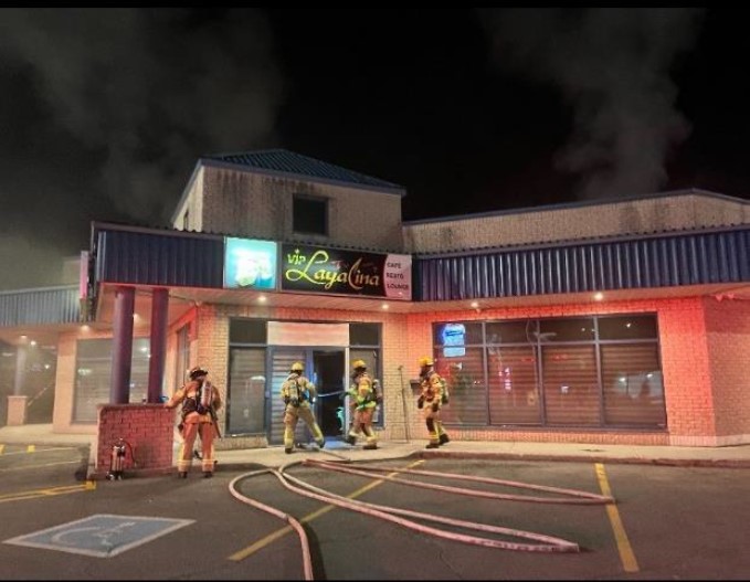 Les pompiers de Laval ont pris la mesure de ce feu criminel visant un restaurant méditerranéen, boulevard Curé-Labelle, à Sainte-Rose, en une demi-heure.