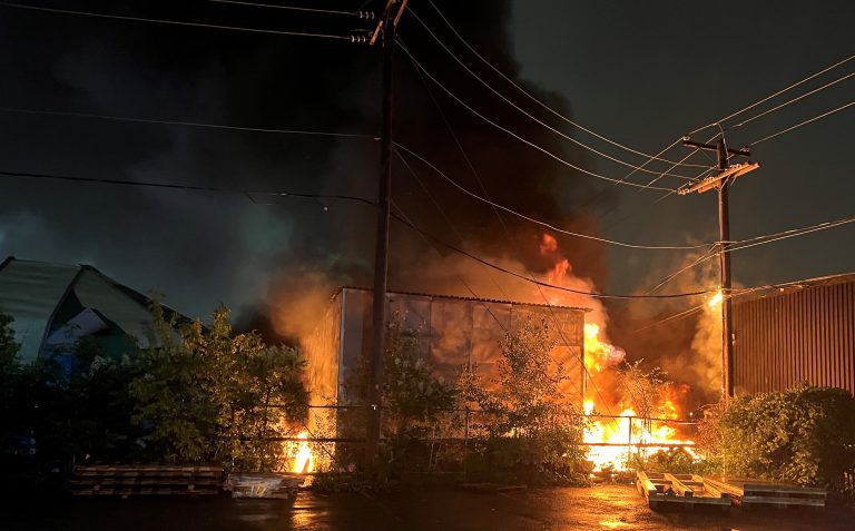 Les pompiers de Laval ont réussi à maîtrisé en un peu plus de deux heures ce feu violent survenu rue Guillet, dans une entreprise de recyclage de pièces automobiles.