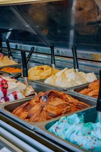 Plus de trente saveurs de gelato fait selon des recettes maison sont disponibles chez Qwelli.(Crédit photo: Courtoisie Laëtitia Clouzot)

