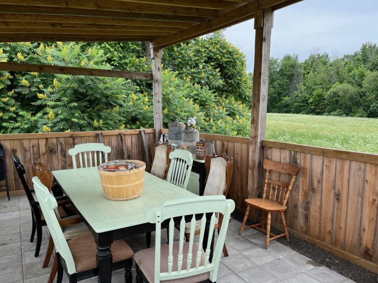 Trois pergolas de bois au décor champêtre ont été installées dans les champs de la ferme Les Agneaux de Laval pour accueillir les familles souhaitant pique-niquer. (Photo 2M.Media – Geneviève Quessy)