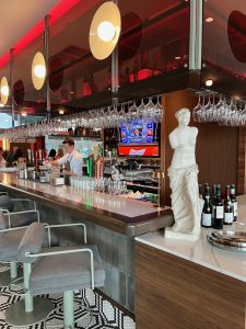Un bar illuminé, avec une télé diffusant les matchs sportifs, rappellent les restaurants italiens typiques.Crédit photo: Geneviève Quessy 