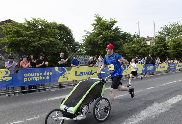 Photo de participants prise lors de la Course des pompiers de Laval 2024.