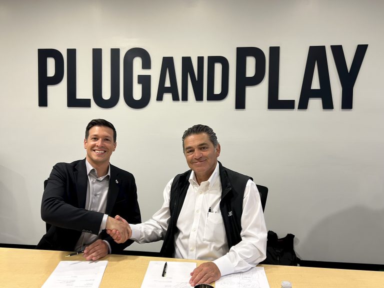Le maire Stéphane Boyer et le PDG et fondateur de l’incubateur Plug and Play, Saeed Amidi, ont renouvelé, le 13 juin, le partenariat entre la Ville de Laval et cette plateforme d’innovation de la Silicon Valley pour l’exercice 2024-2025.