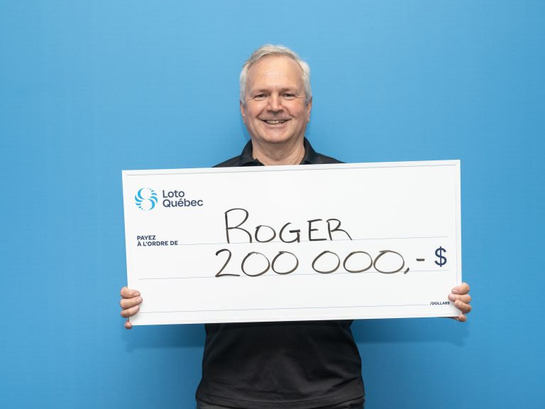 Roger Caron avec son chèque de 200 000$ remporté à l'aide d'un billet à gratter Super.