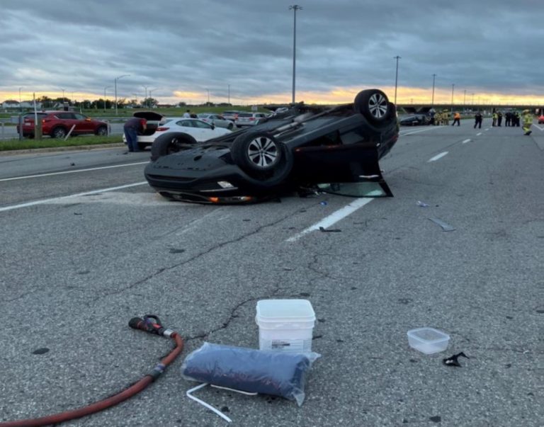 Lors d’une course de véhicules sur l’autoroute 13 Nord, un jeune conducteur a causé une série de collisions infligeant notamment de graves blessures à une femme dont la voiture s’est retrouvée sur le capot.