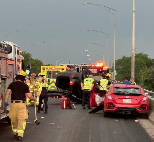 Les pompiers de Laval ont mis une vingtaine de minutes pour dégager les personnes blessées dans l'accident afin qu'elles soient prises en charge par Urgences-santé pour un transport à l'hôpital.