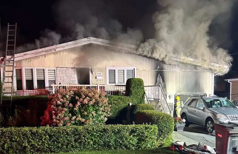 Les pompiers de Laval ont finalement contrôlé ce feu, qui serait dû à un article de fumeur, en près de deux heures, sur la 59e Avenue, à Laval-Ouest.