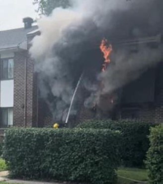 Les pompiers de Laval ont maîtrisé ce feu virulent survenu Place Samson, à Chomedey, en près d’une heure et demie.