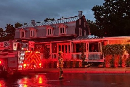 Les pompiers de Laval ont contrôlé ce feu survenu au restaurant Le Boating Club, boulevard Curé--Labelle, à Sainte-Rose, en moins d'une demi-heure.