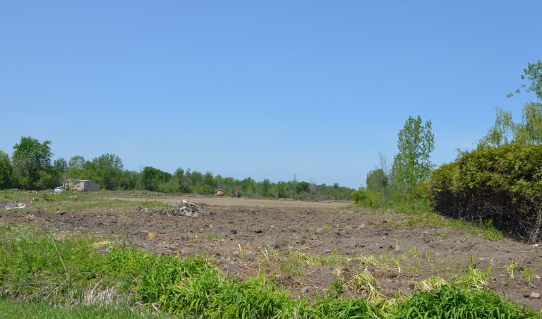 Laval s’attaque à la spéculation des terres agricoles au moyen d’une redevance qu’elle imposera dès 2025 aux propriétaires dont les terrains sont laissés en friche. Minimalement, cette redevance contribuera à doubler le montant de 200 $ de la surtaxe pour le remembrement agricole en vigueur à Laval depuis 1992