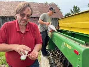 Donald Beaulieu et Christophe Girard se préparent à mettre des semences d'orge brassicole dans le semoir.(Photo 2M.Media – Geneviève Quessy 