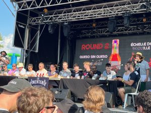 La douzaine de participants au Concours de sauces piquantes de la Pimenterie, avant qu'ils ne se mettent à «tomber comme des mouches», tel que décrit par l'animateur Boldock.Crédit photo: 2M.Media - Geneviève Quessy