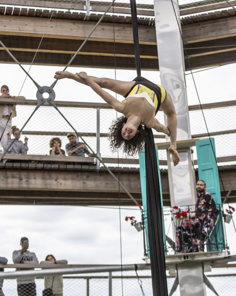 Les spectateurs peuvent admirer le spectacle des acrobates du haut de la tour. (Photo gracieuseté - Sentier des Cimes)