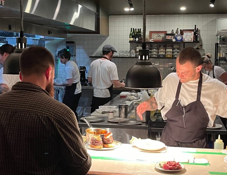 Le chef et copropriétaire du restaurant Les Vieilles portes Samuel Paradis-Tremblay dans sa cuisine. (Crédit photo: Geneviève Quessy)