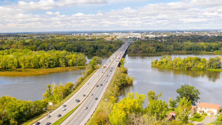 Enjambant la rivière des Mille Îles, le pont Gédéon-Ouimet de l’A-15 a atteint la fin de sa durée de vie utile.