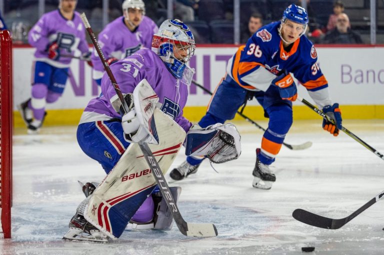 Cayden Primeau, toujours dans l'organisation des Canadiens de Montréal, lors du match Hockey pour vaincre le cancer disputé par le Rocket il y a quelques saisons.