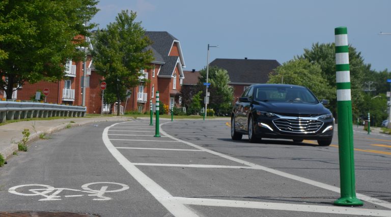 La coordination avec les opérations de nettoyage des rues et de marquage de la chaussée a retardé ce printemps l’installation des bollards.