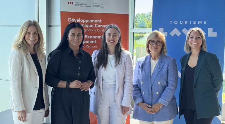 Dans l’ordre habituel, on reconnaît Guylaine Archambault, directrice générale du Musée de la Santé Armand-Frappier, Soraya Martinez Ferrada, ministre fédérale du Tourisme et ministre responsable de DEC au Québec, Christine Métayer, PDG de Tourisme Laval, Annie Koutrakis, députée de Vimy et secrétaire parlementaire de la ministre Martinez Ferrada, et Stéphanie Girard-Beaudry, PDG du Cosmodôme.