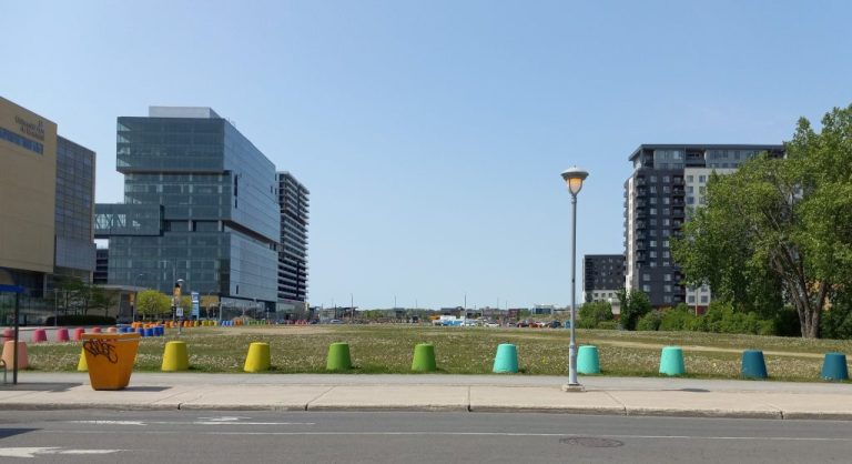 Ce terrain vacant voisinant avec la station de métro Montmorency et le campus de l’Université de Montréal accueillera le chantier de la future Grande bibliothèque.