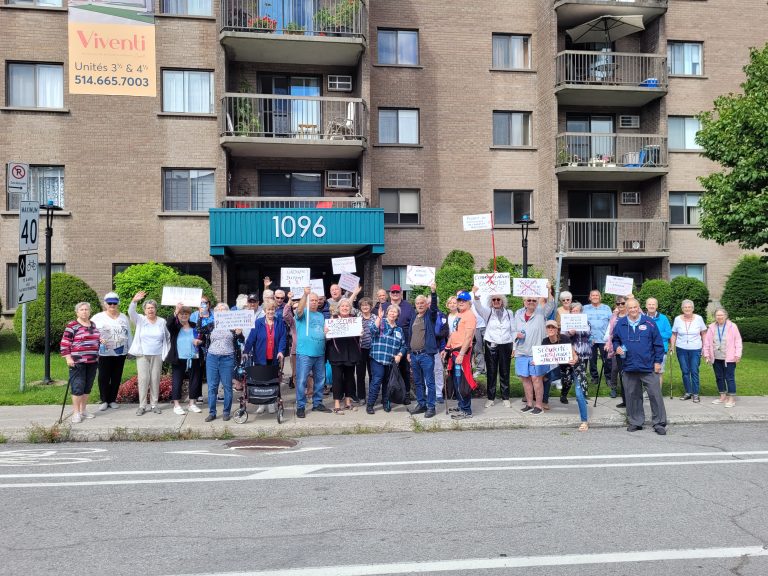 Des dizaines de personnes âgées habitant des résidences situées sur le boulevard Vanier, à Saint-Vincent-de-Paul, ont manifesté leur mécontentement en lien avec leurs conditions de vie déplorables.   