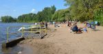 La présence d’un émissaire pluvial (à gauche sur la photo), qui rejette dans la rivière le trop-plein d’un réseau d’égout unitaire lors de fortes pluies, a été la principale cause expliquant la fermeture de la plage pour 37 des 68 jours d’opération entre le 20 juin et le 25 août dernier.