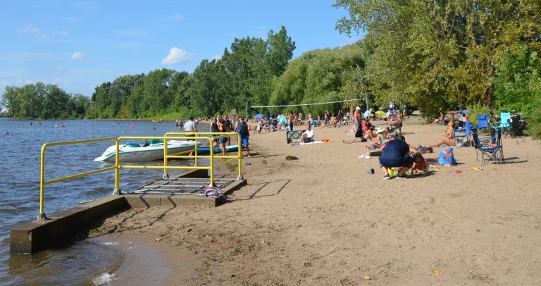 La présence d’un émissaire pluvial (à gauche sur la photo), qui rejette dans la rivière le trop-plein d’un réseau d’égout unitaire lors de fortes pluies, a été la principale cause expliquant la fermeture de la plage pour 37 des 68 jours d’opération entre le 20 juin et le 25 août dernier.