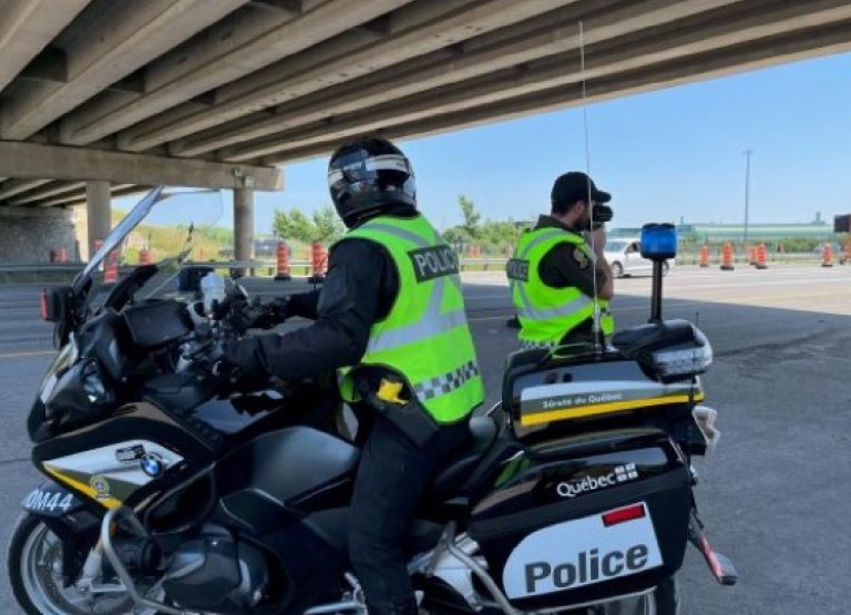 Les deux hommes arrêtés à moto pour grand excès de vitesse sur l'autoroute 20 Ouest par des patrouilleurs de la Sûreté ont vu leur permis suspendu en plus d'une importante perte de points d'inaptitude.