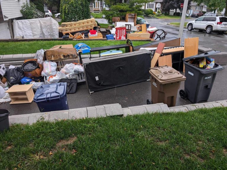 Les pluies historiques du vendredi 9 août ont causé de nombreux refoulements dans les domiciles, ce qui entraîne beaucoup de débris et déchets.